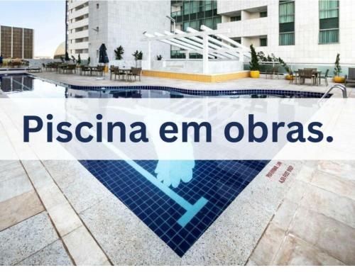 a sign that reads piscina en obras next to a pool at Hotel Lider à 1km da Esplanada dos Ministérios in Brasilia