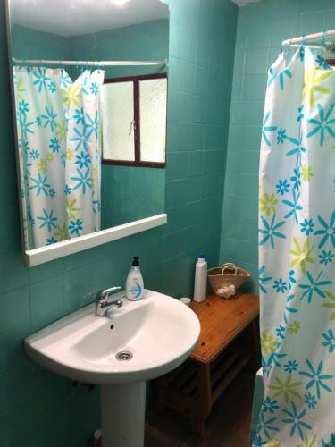 y baño con lavabo y espejo. en Casa Rural Pantano de San Juan, en Pelayos de la Presa
