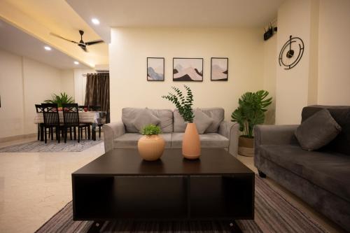加爾各答的住宿－Lakeside Suites，客厅配有沙发和桌子
