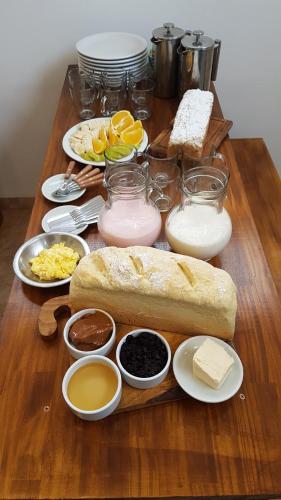 サン・カルロス・デ・バリローチェにあるNina Hostelのパンなどの食材を入れたテーブル