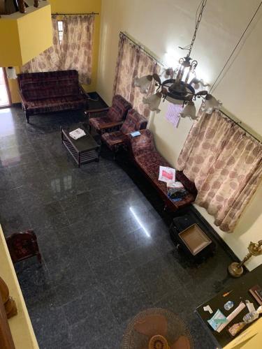 an overhead view of a living room with couches at Kannalayil Homestay in Ettumānūr