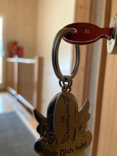 eine Schlüsselkette mit einem Hund an der Tür in der Unterkunft Naturnahe Familienwohnung in Rüschegg-Graben