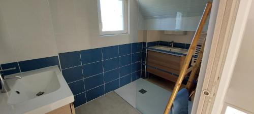 Et badeværelse på Maison de vacances 4 Pers avec jardin privatif à 1km PLAGE Lines et 300m de la mer de Gâvres - AR PIL JADUR