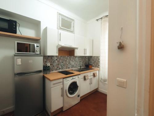 a kitchen with a washing machine and a washer at Studio Au coeur de Nice in Nice