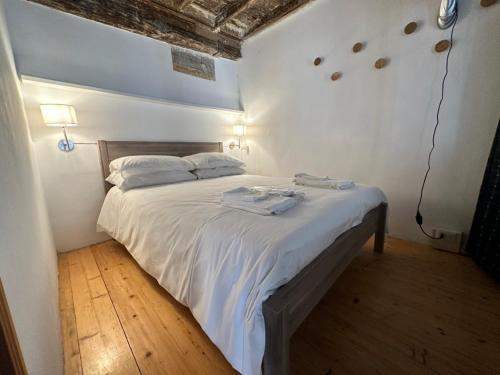 ein Schlafzimmer mit einem großen Bett mit weißer Bettwäsche in der Unterkunft Pantheon Palazzo Nari #9 in Rom