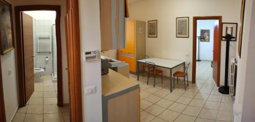 een keuken met een aanrecht, een tafel en een wastafel bij Appartamento bilocale in Milaan