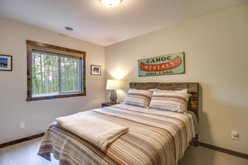 Un dormitorio con una cama y un cartel en la pared. en Gull Lake Resort Escape Pool and Snowmobile Trails, en Nisswa