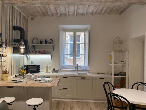 cocina con fregadero y mesa con sillas en LA CASINA DEL VICOLO, en Città della Pieve