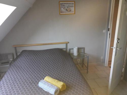 uma cama com duas toalhas num quarto em Chambres d'hôtes Sébastien em Ruaudin