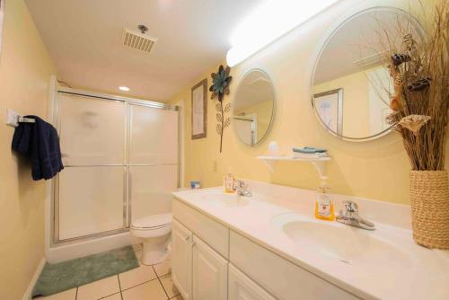 a bathroom with a sink and a shower and a toilet at Amazing Mountain Views, 5 min to Dollywood&parkway in Pigeon Forge