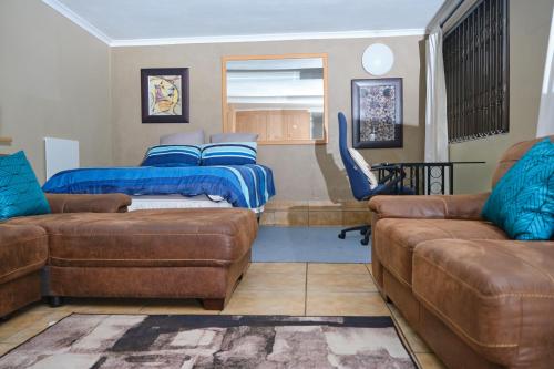 sala de estar con sofá y cama en Hidden retreat in Kensington, en Johannesburgo
