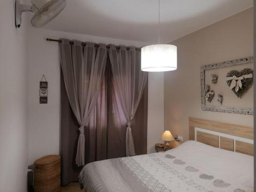 una camera con letto e tenda rosa di Casa Leti a Benitachell