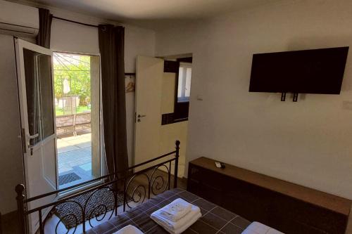 pokój hotelowy z łóżkiem i dużym oknem w obiekcie Village Cascais Guest House w mieście Cascais