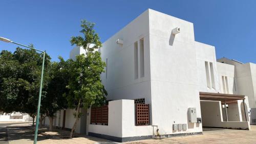 a white building on the side of a street at فيلا رضوى الخير in Madīnat Yanbu‘ aş Şinā‘īyah