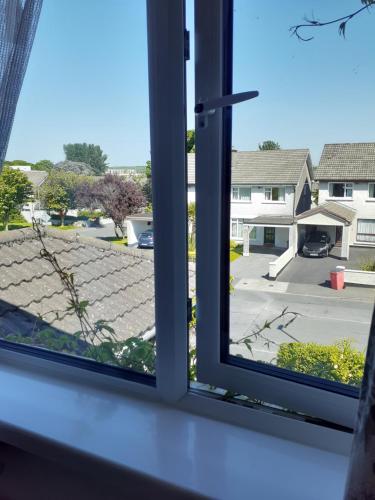 una ventana abierta con vistas al techo en cherry en Galway