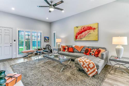 Χώρος καθιστικού στο Villa De Las Flores by ACME House Company