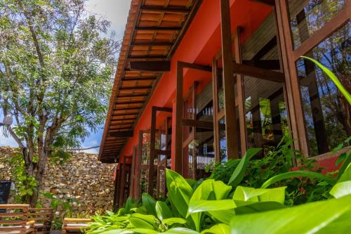 Taman di luar Pousada dos Ponteiros