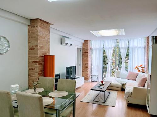 Valencia Apartament Encantador في فالنسيا: غرفة معيشة مع أريكة وطاولة