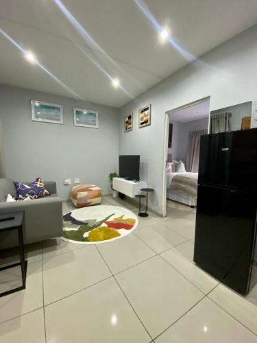 Μια τηλεόραση ή/και κέντρο ψυχαγωγίας στο Trendy, Comfortable 1 bedroom Apartments in Mthatha
