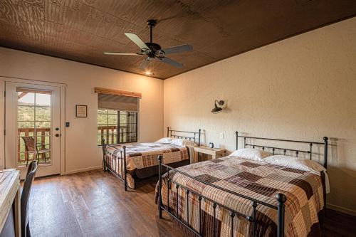 Letto o letti in una camera di Miners Cabins #1 - Two Double Beds and Private Balcony