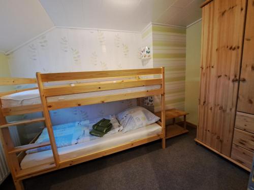 a bunk bed room with two bunk beds at Gabis Ferienwohnung Bendingbostel in Bendingbostel