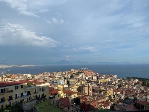 einen Blick auf eine Stadt mit dem Meer im Hintergrund in der Unterkunft Oliver Luxury Home in Neapel