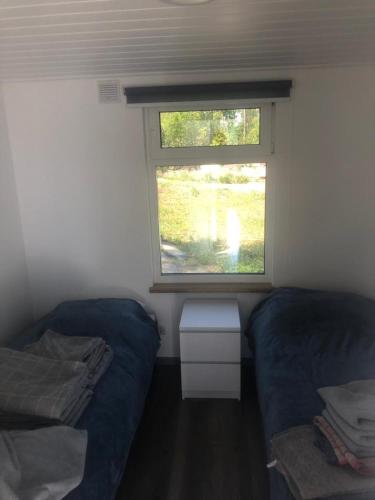 niewielka sypialnia z łóżkiem i oknem w obiekcie Kemping 1 w mieście Föglö