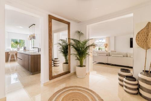 Il comprend un salon avec un miroir et une cuisine. dans l'établissement ARCADIA - AVENIDA 28 De LAS ADELFAS 29680 ESTEPONA, MALAGA, à Estepona