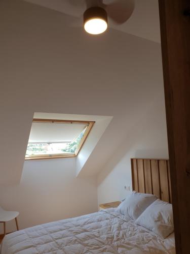 sypialnia z łóżkiem i małym oknem w obiekcie Vila, 132 w mieście Barreiros