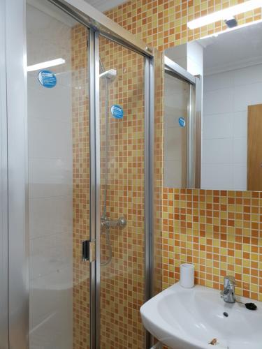 a bathroom with a glass shower and a sink at Piedad Fernandez Fernandez Gestion de Inmuebles V in Barreiros