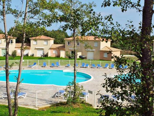 - une piscine dans un complexe avec des chaises et des arbres dans l'établissement NOUVEL LOCATION d'un Bel appart T2 climatisé et meublé au RDCh avec piscine dans residence les Melody, à Santa-Maria-Poggio