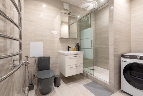 La salle de bains est pourvue d'un lavabo et d'un lave-linge. dans l'établissement Luxury Apartment Slava Ukraini, à Ivano-Frankivsk