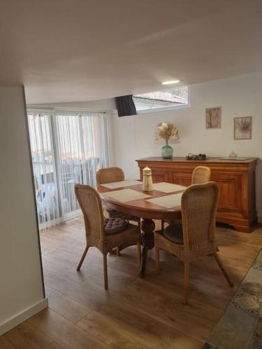 une salle à manger avec une table et des chaises dans l'établissement Charmant Appart cosy climatisé avec terrasse, à Bessèges