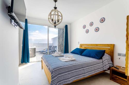 Postel nebo postele na pokoji v ubytování Monterey House Playa Blanca