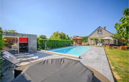 un cortile con piscina e una casa di 3 Bedroom Amazing Home In Fondettes a Fondettes