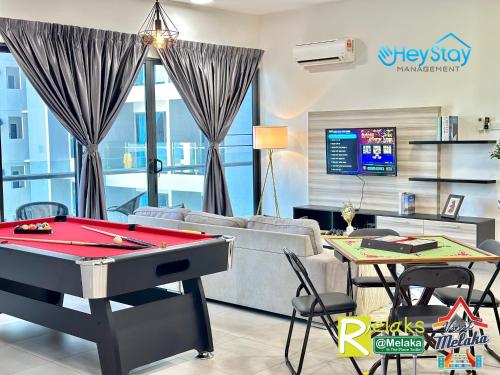 TV a/nebo společenská místnost v ubytování Atlantis Residences Melaka by HeyStay Management