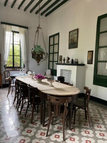 Real Fundición de Alcora في Canjáyar: غرفة طعام مع طاولة وكراسي خشبية كبيرة