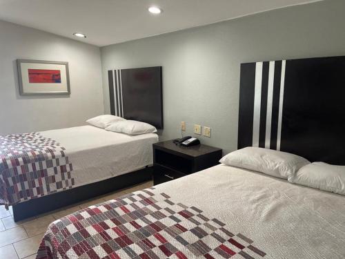 Ένα ή περισσότερα κρεβάτια σε δωμάτιο στο Safari Inn Motel