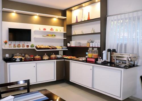 uma cozinha com um balcão com comida em PARIS HOTEL em Barreiras