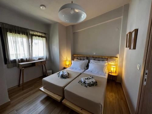 een slaapkamer met een bed met twee speelgoedauto's erop bij Limoncello Villas in Vourvourou