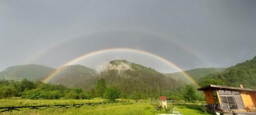 的住宿－Casuta de sub stanca Apuseni，山地的彩虹