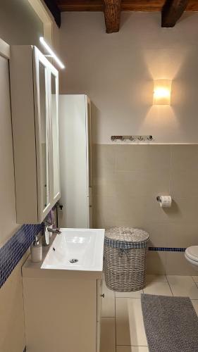 バッサーノ・デル・グラッパにあるvivere al ponte vecchioの洗面台とトイレ付きのバスルーム