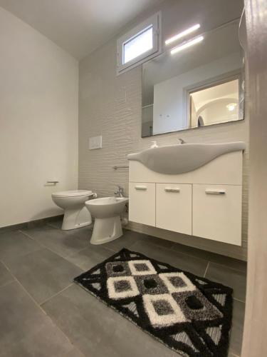 ポルト・チェザーレオにあるSalento Roots Apartmentのバスルーム(洗面台、トイレ、鏡付)