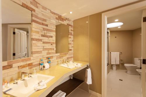 a bathroom with two sinks and a large mirror at Hotel Boutique Rosario Sur in La Paz
