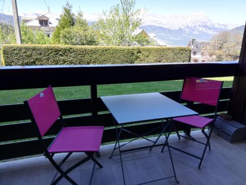 d'une table et de chaises sur un balcon avec vue sur les montagnes. dans l'établissement studio proche village, à Saint-Gervais-les-Bains