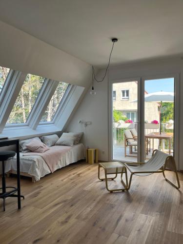 a bedroom with a bed and a desk and windows at MiasApp in Vienna