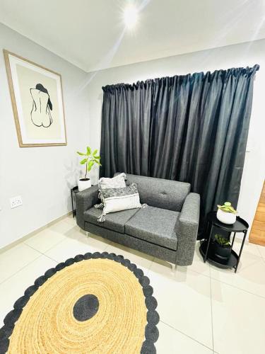 Χώρος καθιστικού στο Trendy, Comfortable 1 bedroom Apartments in Mthatha