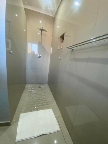 Ένα μπάνιο στο Trendy, Comfortable 1 bedroom Apartments in Mthatha