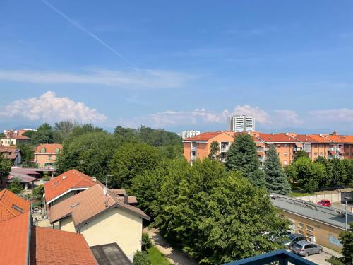a view of a city with buildings and trees at Rosa vacanza e o lavoro in Nichelino