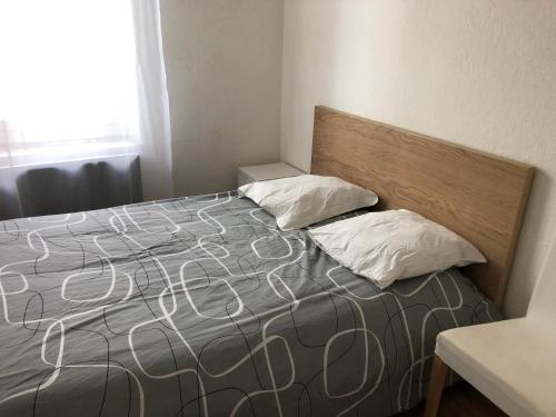 un lit avec deux oreillers dessus dans une chambre dans l'établissement T2 50 m de la mer quartier mourillon toulon, à Toulon